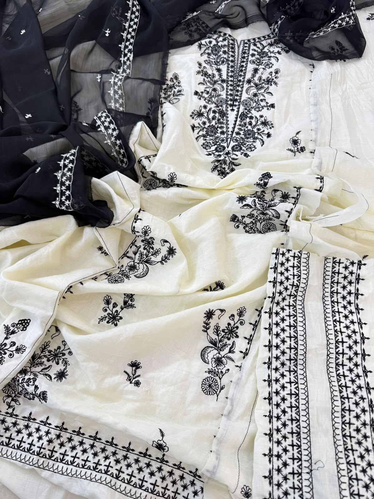 QALAMKAARI LAWN EMB 2 PC SHIRT DUPATTA