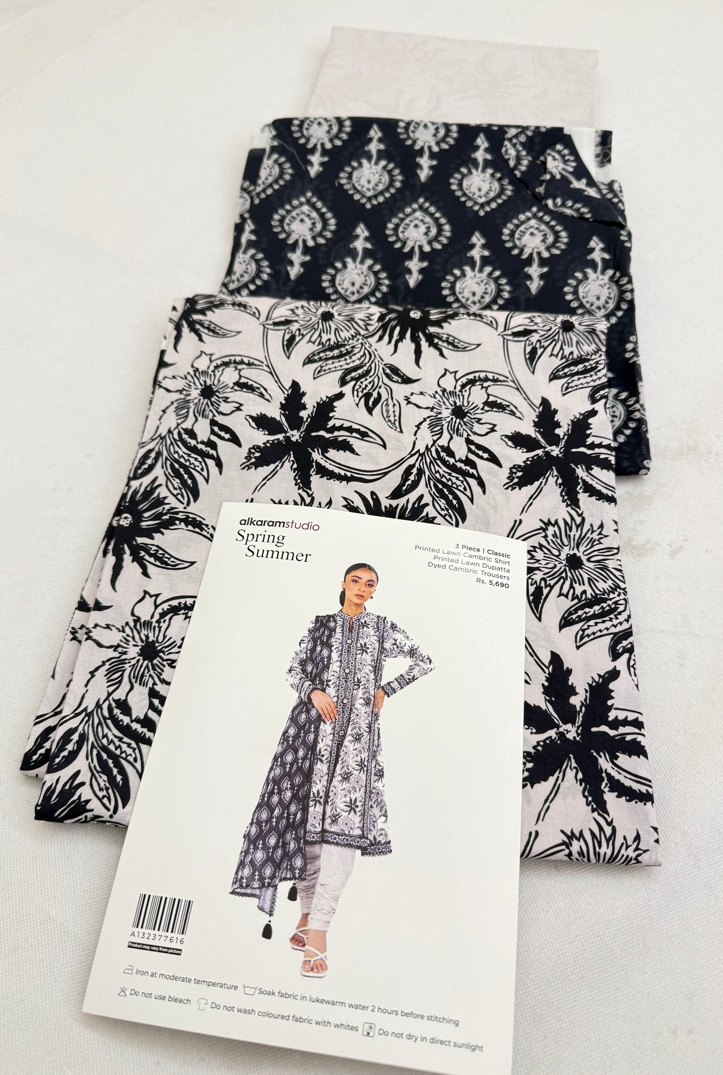 ALKARAM LAWN CAMBRIC 3 PC